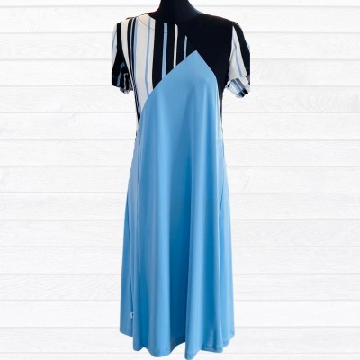 Robe adaptée à manches courtes avec imprimé asymétrique bleu, blanc et noir
