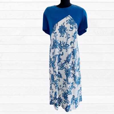 Robe adaptée fleurie à manches courtes avec imprimé asymétrique couleur bleu royal.