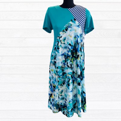 Robe adaptée fleurie à manches courtes avec imprimé asymétrique couleur jade et bleu