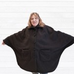 NOUVEAUTÉ | Cape/manteau en polaire ligné noir pour fauteuil roulant