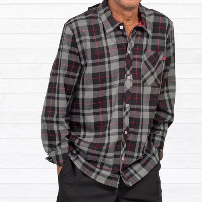 Chemise adaptée pour homme à carreaux gris, rouge et noir